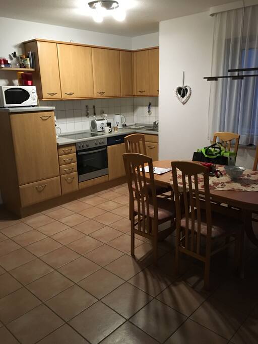 Wohnküche mit allem was das Herz begehrt. Kaffemaschine, Toaster, Mikrowelle, neuer Herd, Spülmaschine und reichlich Geschirr