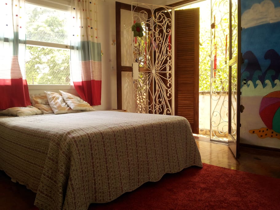Quarto grande e arejado.