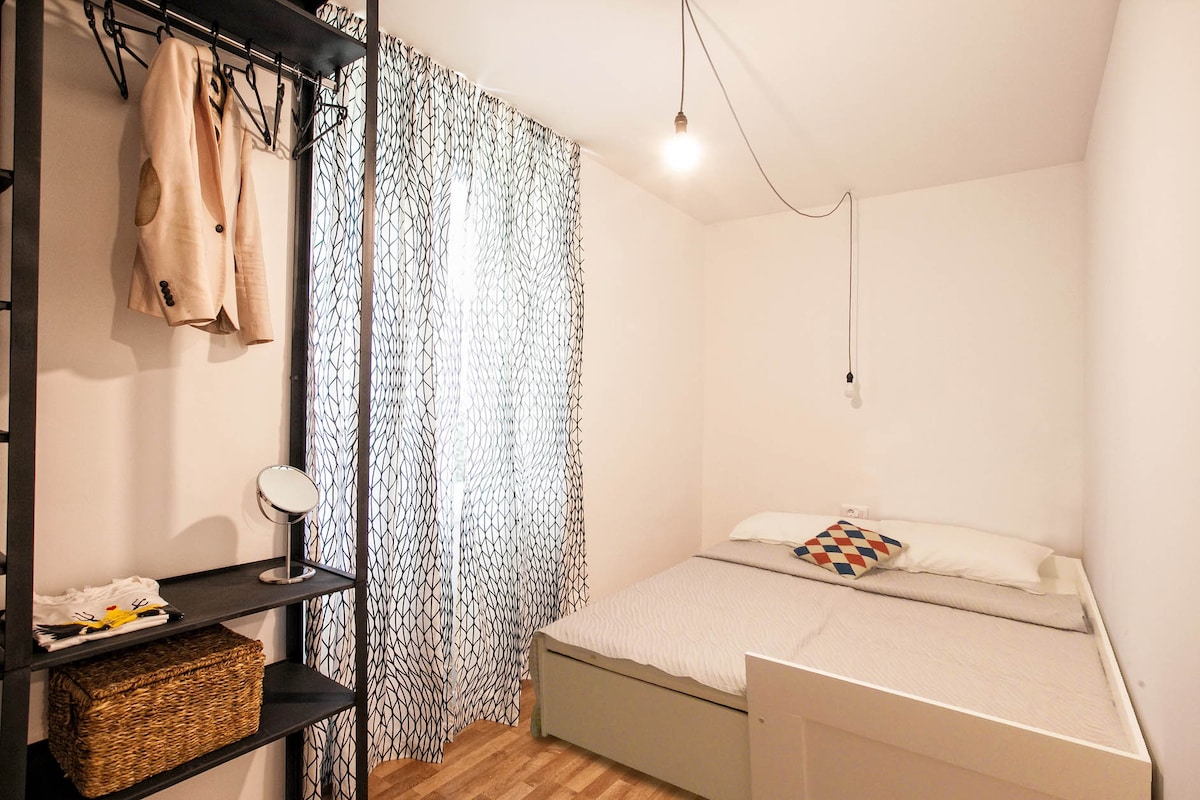 Slaapkamer met een opvouwbaar bed voor twee.