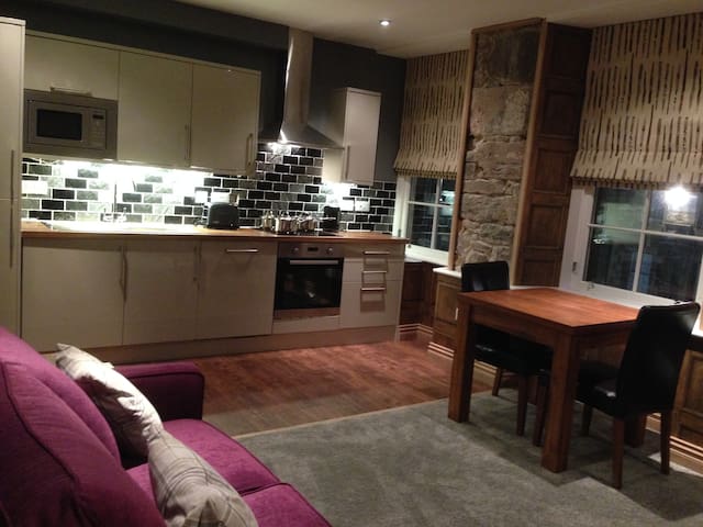 Royal Mile Old Town Edinb’gh Castle gallery image 3