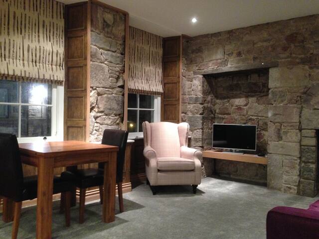 Royal Mile Old Town Edinb’gh Castle gallery image 5