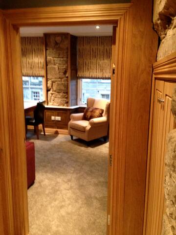 Royal Mile Old Town Edinb’gh Castle gallery image 4