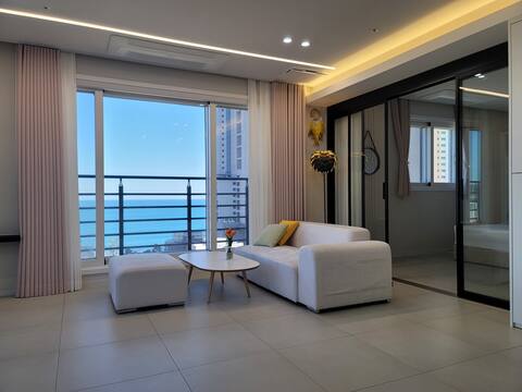 Free parking on the top floor ocean view & Wi-Fi consecutive nights & Netflix during long stay discount
'Rest' Space 