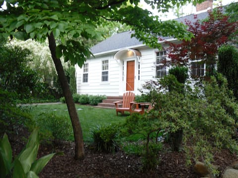 Popular Airbnb listing: Easy Walk to Campus, Franklin St & Medical Center in Chapel Hill