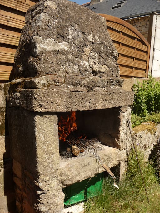 barbecue en vieille pierre