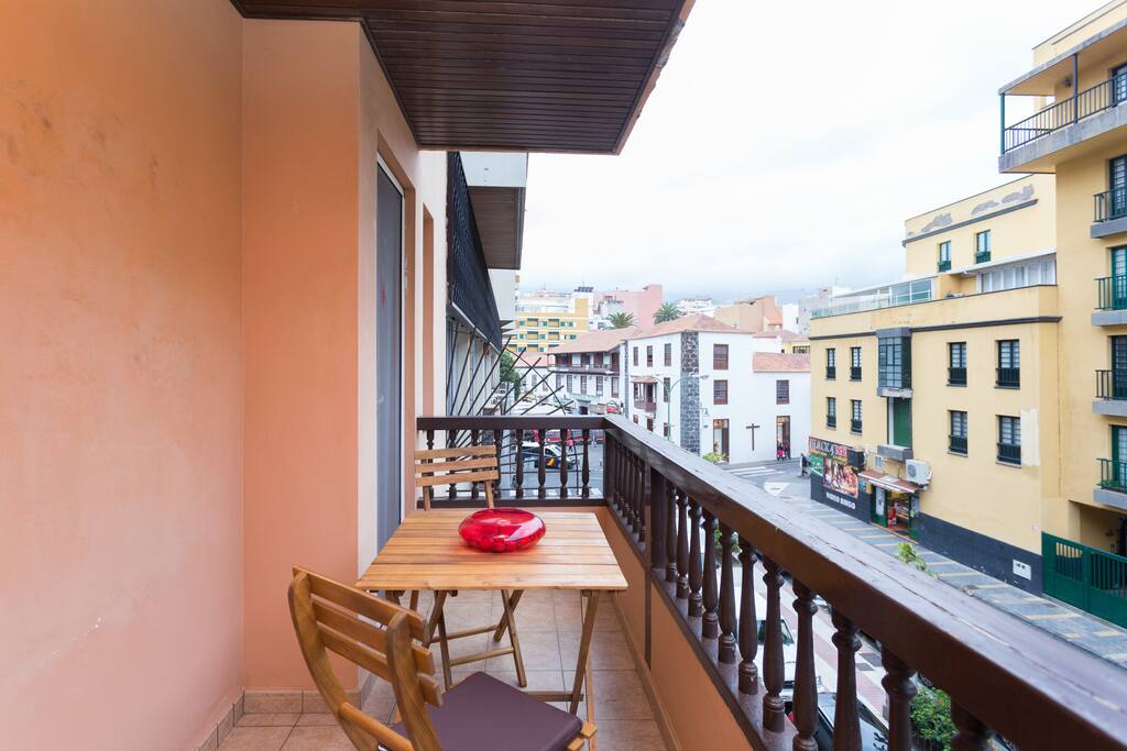 Balcon con vistas al mar y al Teide.