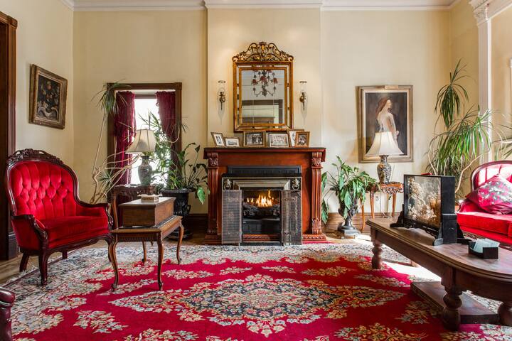 Huge Victorian!– Southern Charm!– United Center! gallery image 2