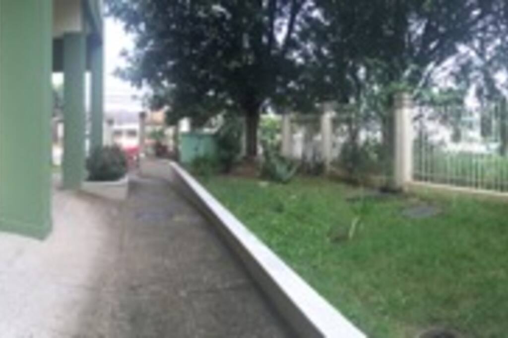 Entrada Principal do Prédio Localizado na esquina das Ruas Maricá e Pinto Teles