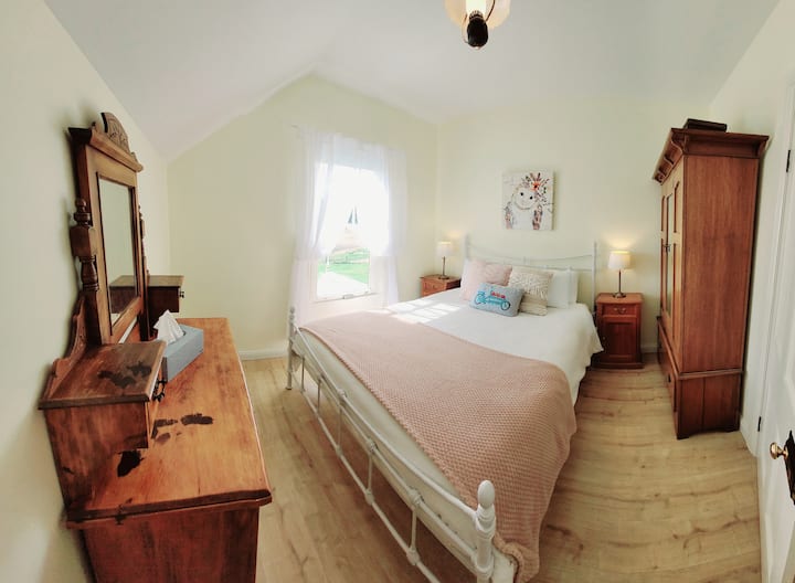 Bedroom 1- Queen Bed