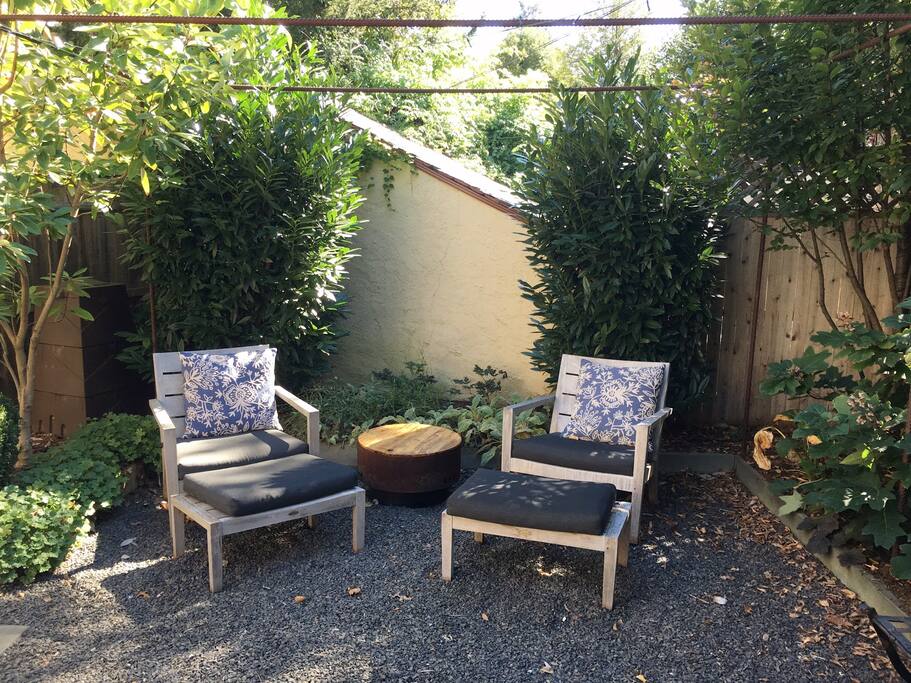 Backyard firepit & chairs