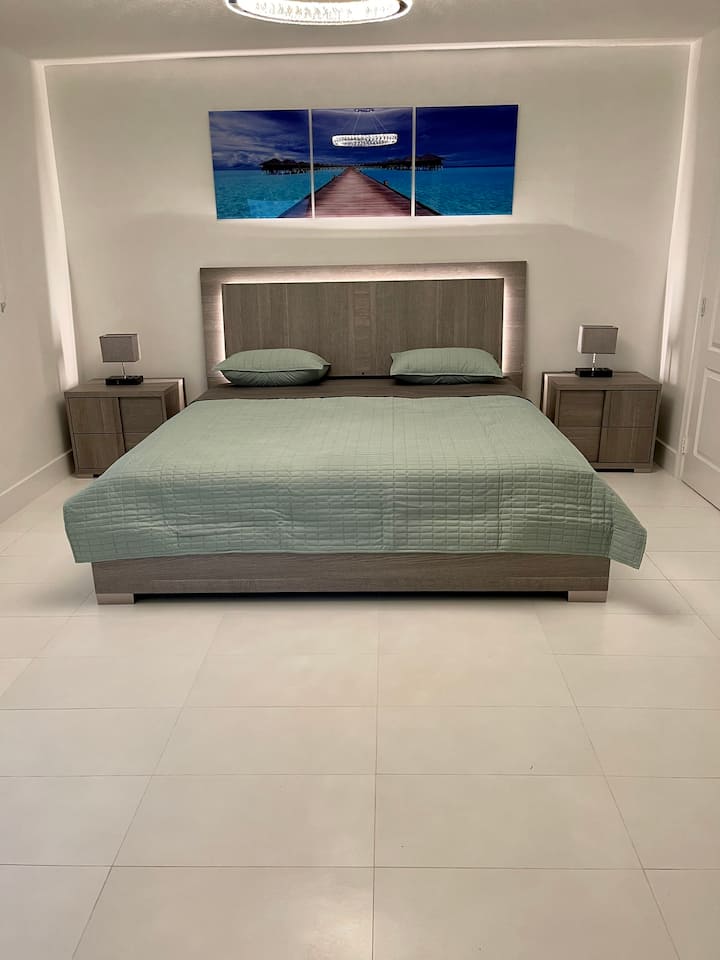 Მთავარი საძინებელი 
დიდი ზომის საწოლით
Თავსაბურავი Led განათებით