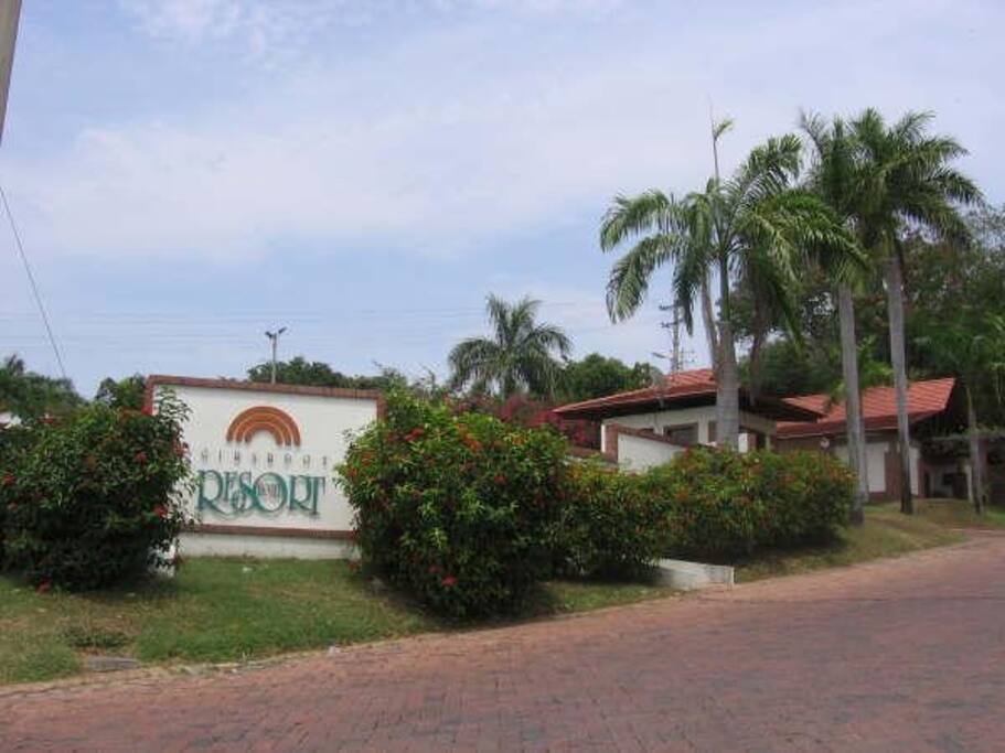 Apto en conjunto cerrado o condominio con vigilancia 24 horas y mantenimientos de sus piscinas y areas comunes por la administracion