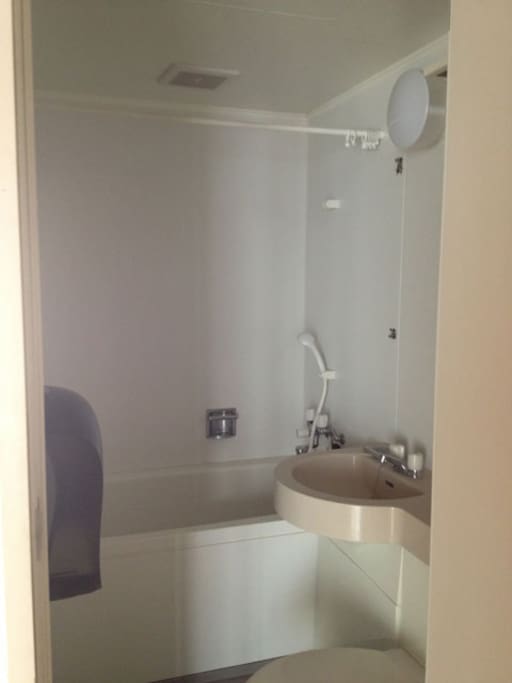 7階浴室です。シャワーのみ使用可能です。
Bathroom on the 7th floor