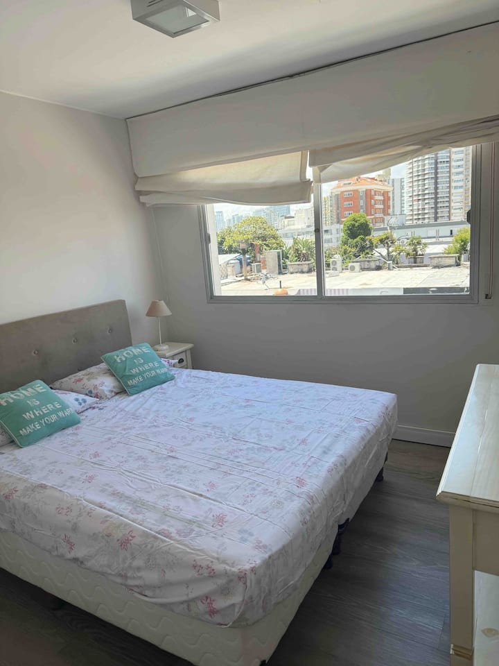 Cómodo dormitorio doble con limpieza.
