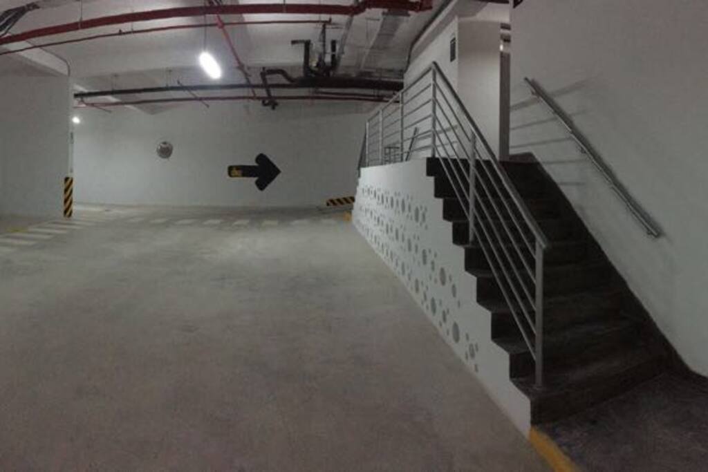 Amplio estacionamiento con deposito