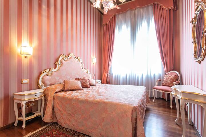 Historic 14th century Luxury Apartment gallery image 3