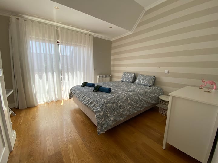 主卧有一个超级有趣的露台。 