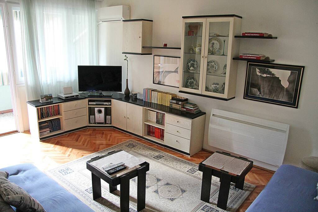Spacious living room - daylight.