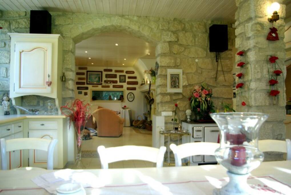 salle à manger et derriere le salon