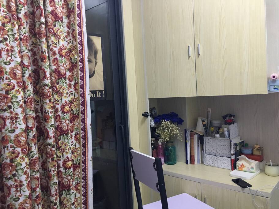 玻璃门外是阳台有洗衣机洗衣池