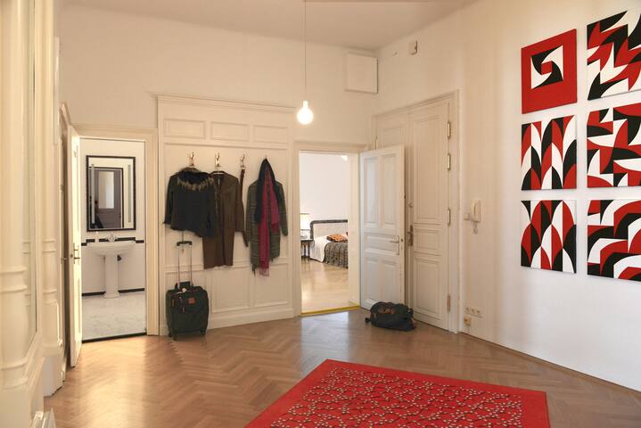 delightful sunbathed city-apartment gallery image 3