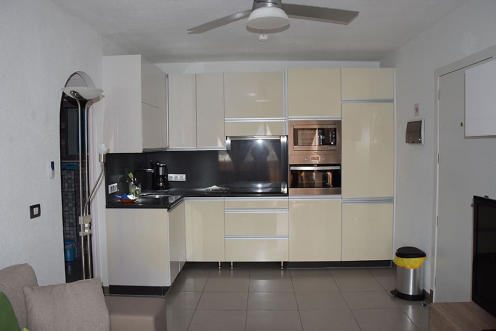 Fully fitted open kitchen with dish washer and washing machine
