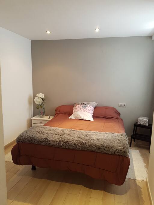 Habitación principal. Cama doble.