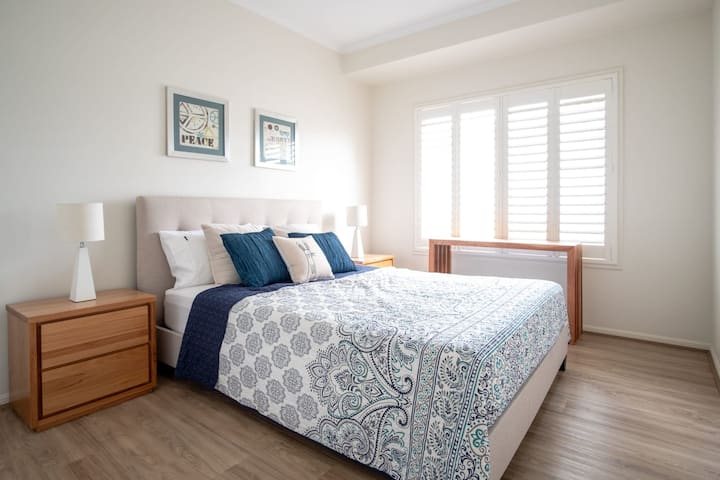 第二间卧室配备一张1.8米宽双人床。