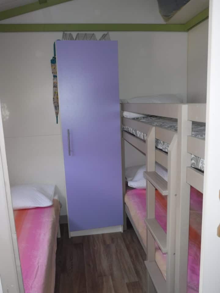 次卧配备单人床和双层床