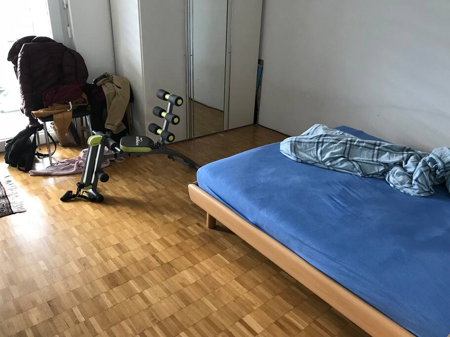 2. Schlafzimmer mit grossem Schrank