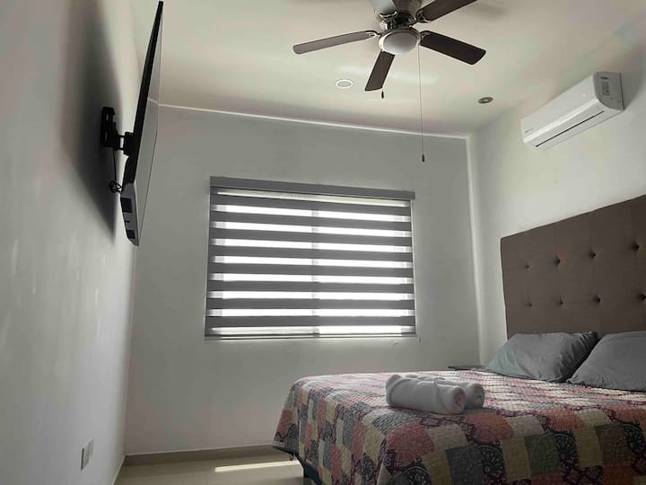 Kamera kuu iliyo na 50"Smart TV, aina ndogo ya kiyoyozi na feni ya dari.