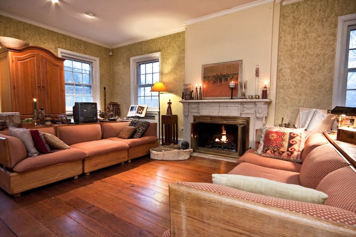 SPACIOUS DESIGNER HOME--comfy too!