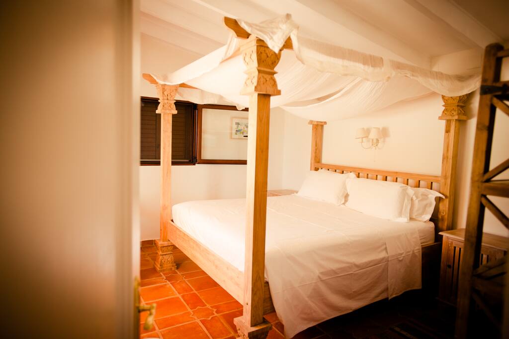 180cm wide bed.. ie euro king size and extra comfy with topper too!