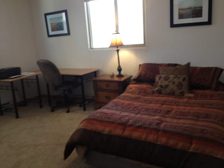 Segundo dormitorio: cama y escritorio