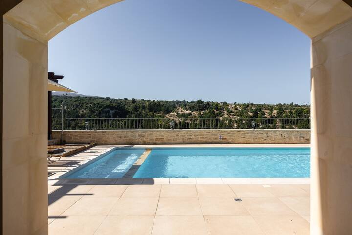 Ilys Home, a Country-chic Retreat with Pool & BBQ