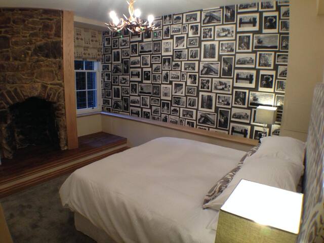 Royal Mile near Edinburgh Castle gallery image 3