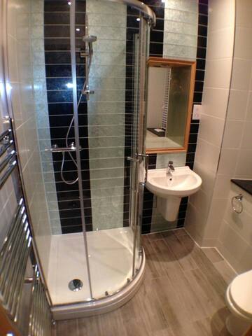 Royal Mile near Edinburgh Castle gallery image 4