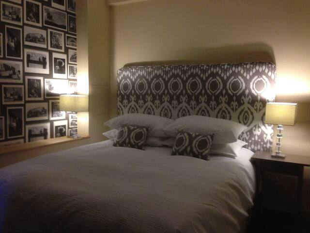 Royal Mile near Edinburgh Castle gallery image 5