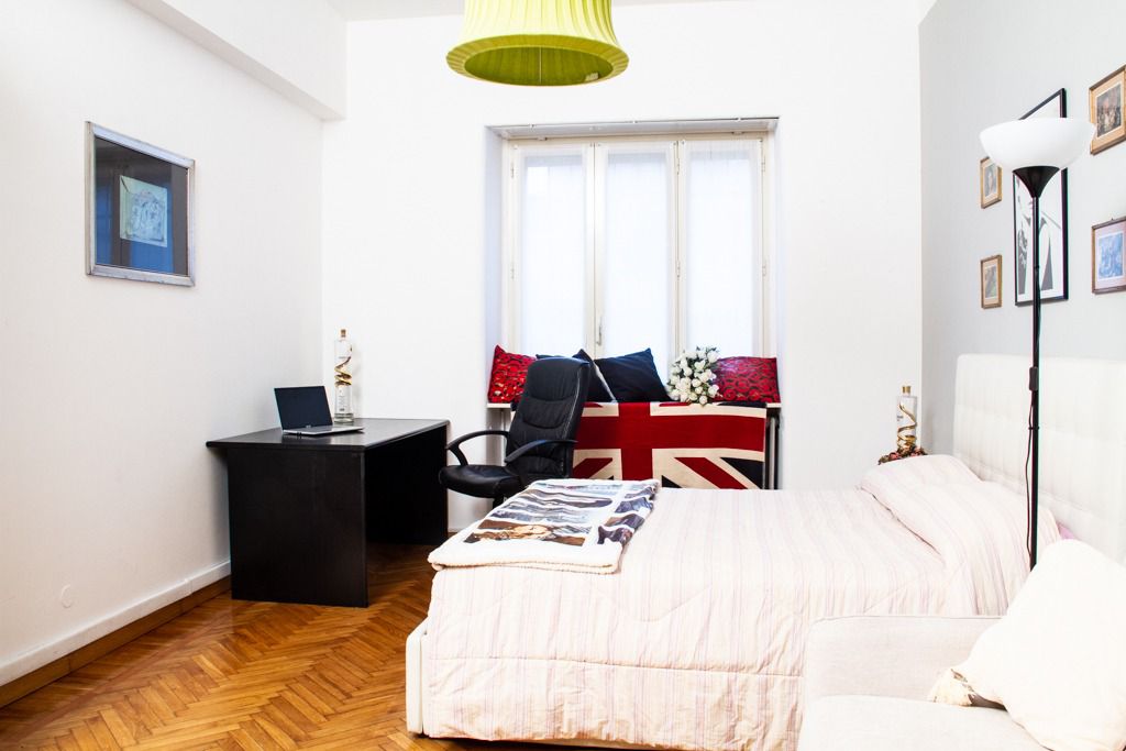 Პირველი საძინებელი დიდი ზომით და გასაშლელი ტახტი ერთი ადამიანისთვის. Ამას გარდა, შეგიძლიათ იხილოთ მყუდრო ადგილი, სადაც მუშაობთ.
Თითოეულ საძინებელში არის ღამის მაგიდა და სავარძლები.