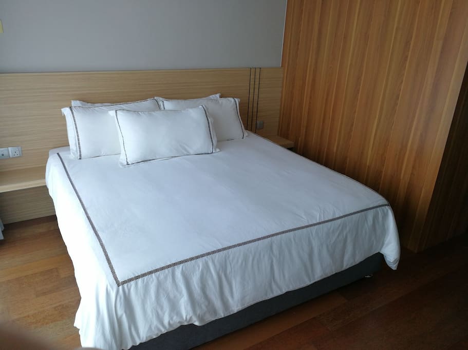 Master Bedroom - king bed (ensuite)