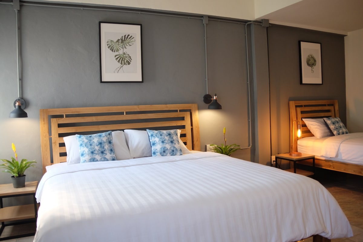 غرفة النومرقم1 في الطابق الثاني: ما يصل إلى 3 أشخاص

يوجد سرير بحجم كبير وسرير واحد ومكتب عمل وكرسي.