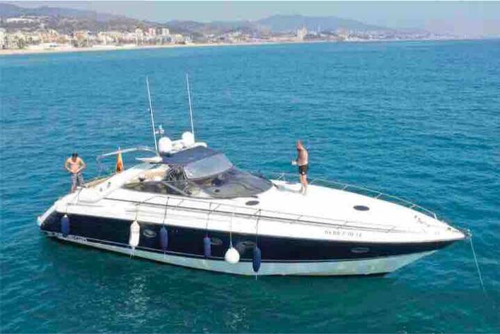 Magnifico yate en Barcelona con Boat tour incluido gallery image 2