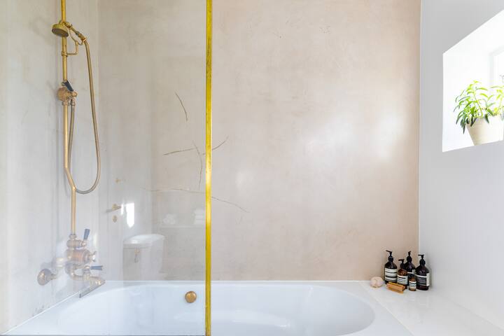 High-spec Renovated Central Townhouse gallery image 5