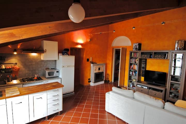 Romantica mansarda con camino - Appartamenti in affitto a Torino, Piedmont,  Italia - Airbnb