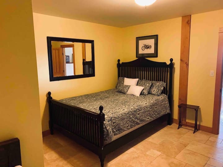 Cama tamaño queen en el nivel inferior
