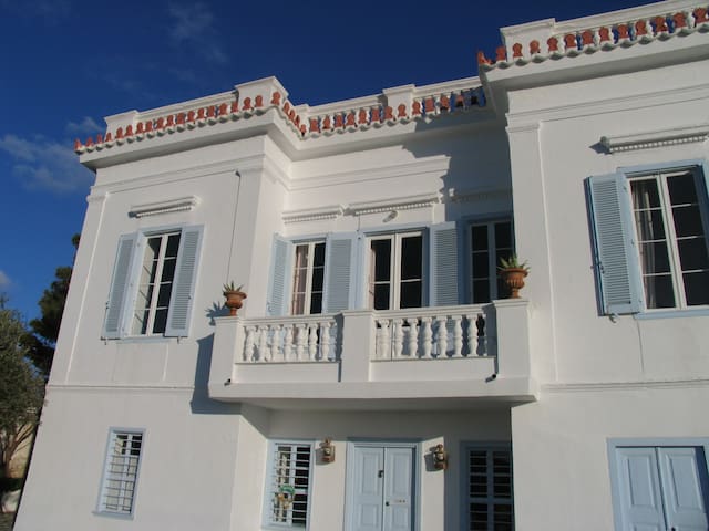 Psacharopoulos house gallery image 2