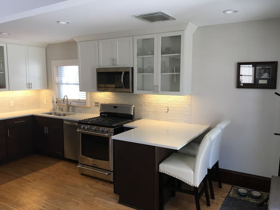 Fully renovated kitchen w/quartz countertops and all stainless appliances