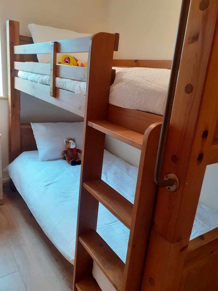 Very steady single bunk bed, sleeps both adults and kids comfortably