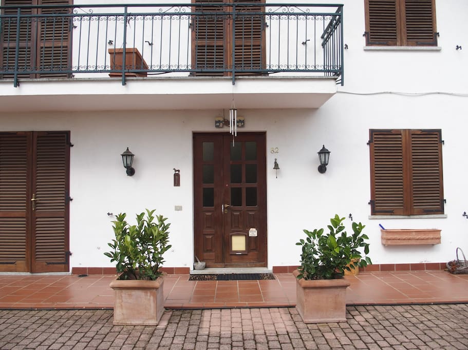 La porta d'ingresso - The main door