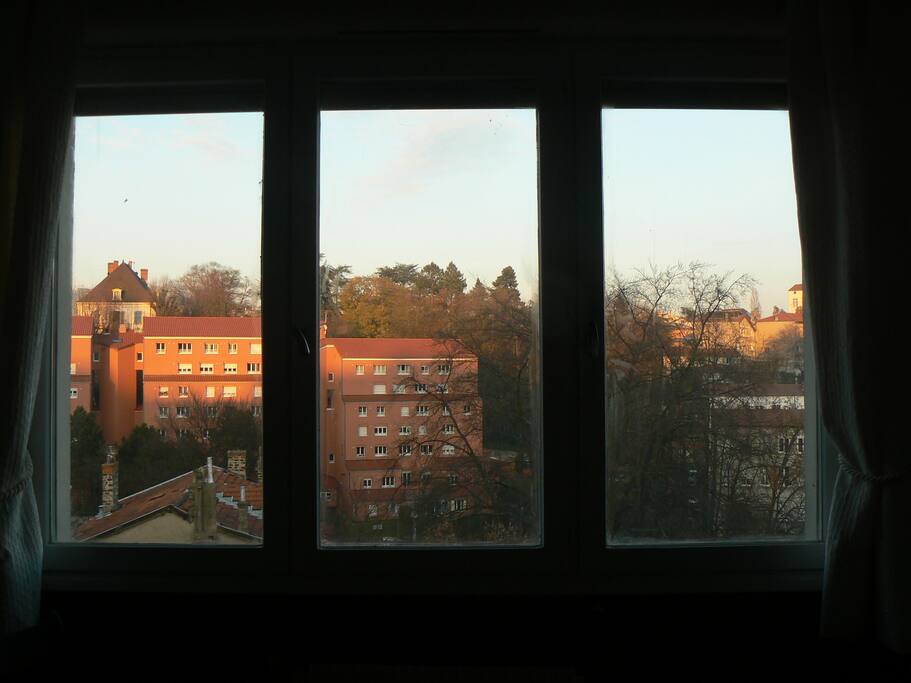 La vue du salon et d'une chambre